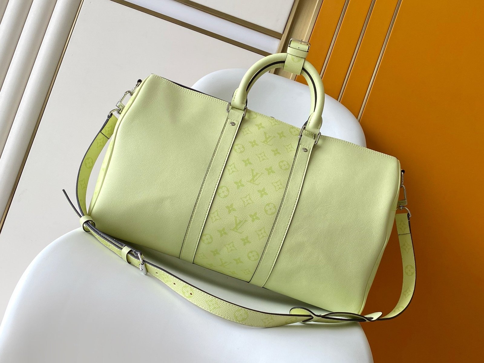 {Style No: I3AJ34P1} LV 25S KEEPALL BANDOULIÈRE 45 IN LIGHT OLIVE GREEN CALFSKIN SILVER HARDWARE - Image 2