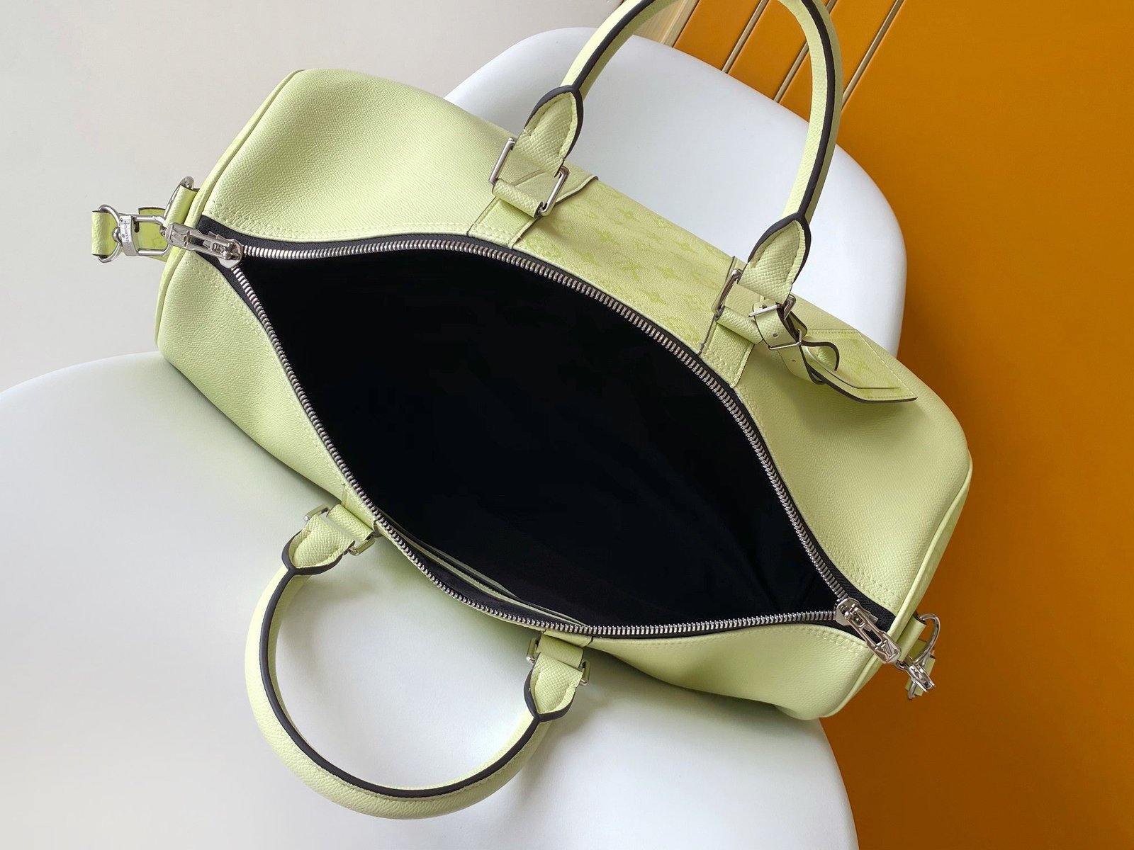{Style No: I3AJ34P1} LV 25S KEEPALL BANDOULIÈRE 45 IN LIGHT OLIVE GREEN CALFSKIN SILVER HARDWARE - Image 4