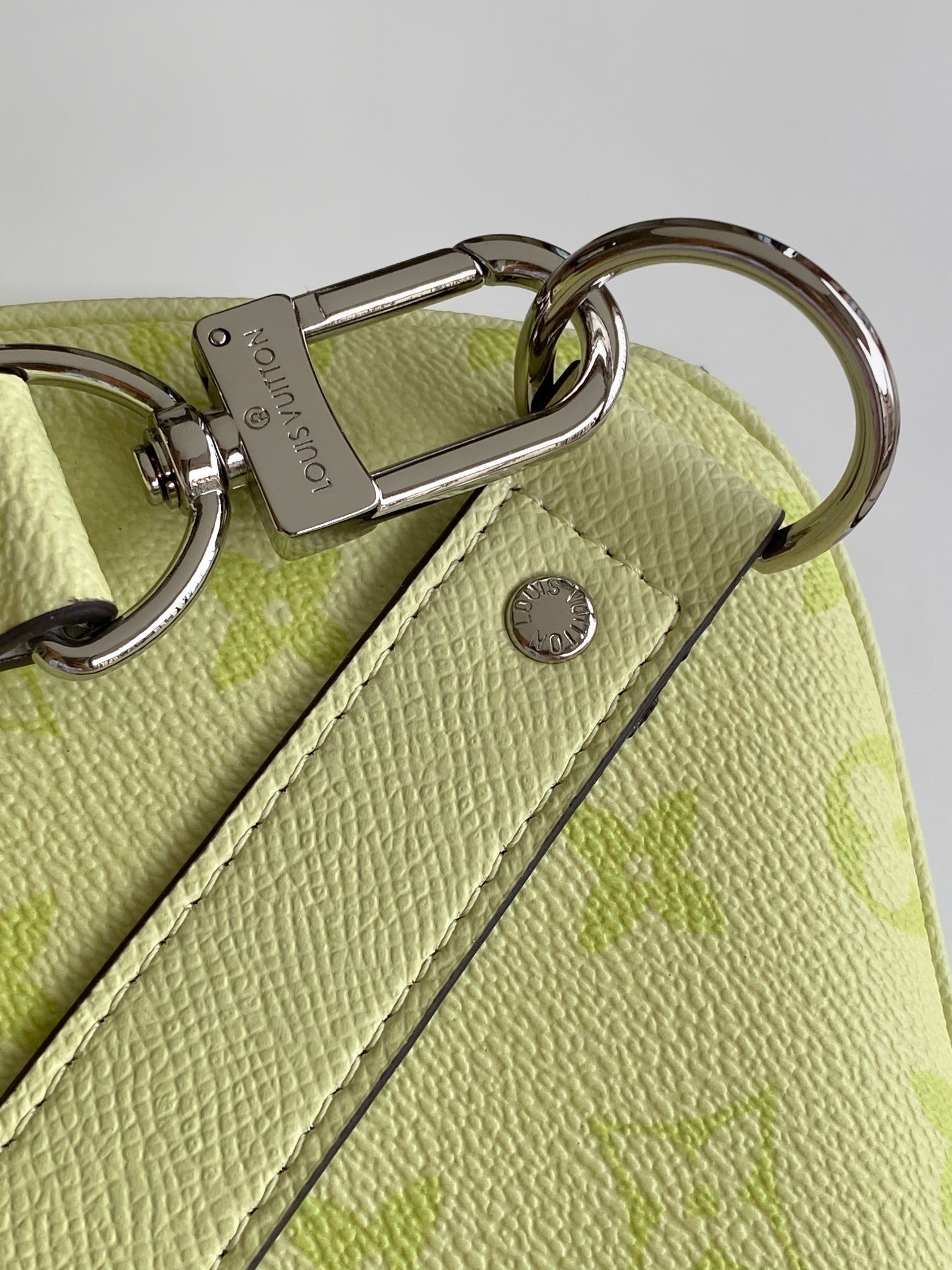 {Style No: I3AJ34P1} LV 25S KEEPALL BANDOULIÈRE 45 IN LIGHT OLIVE GREEN CALFSKIN SILVER HARDWARE - Image 7