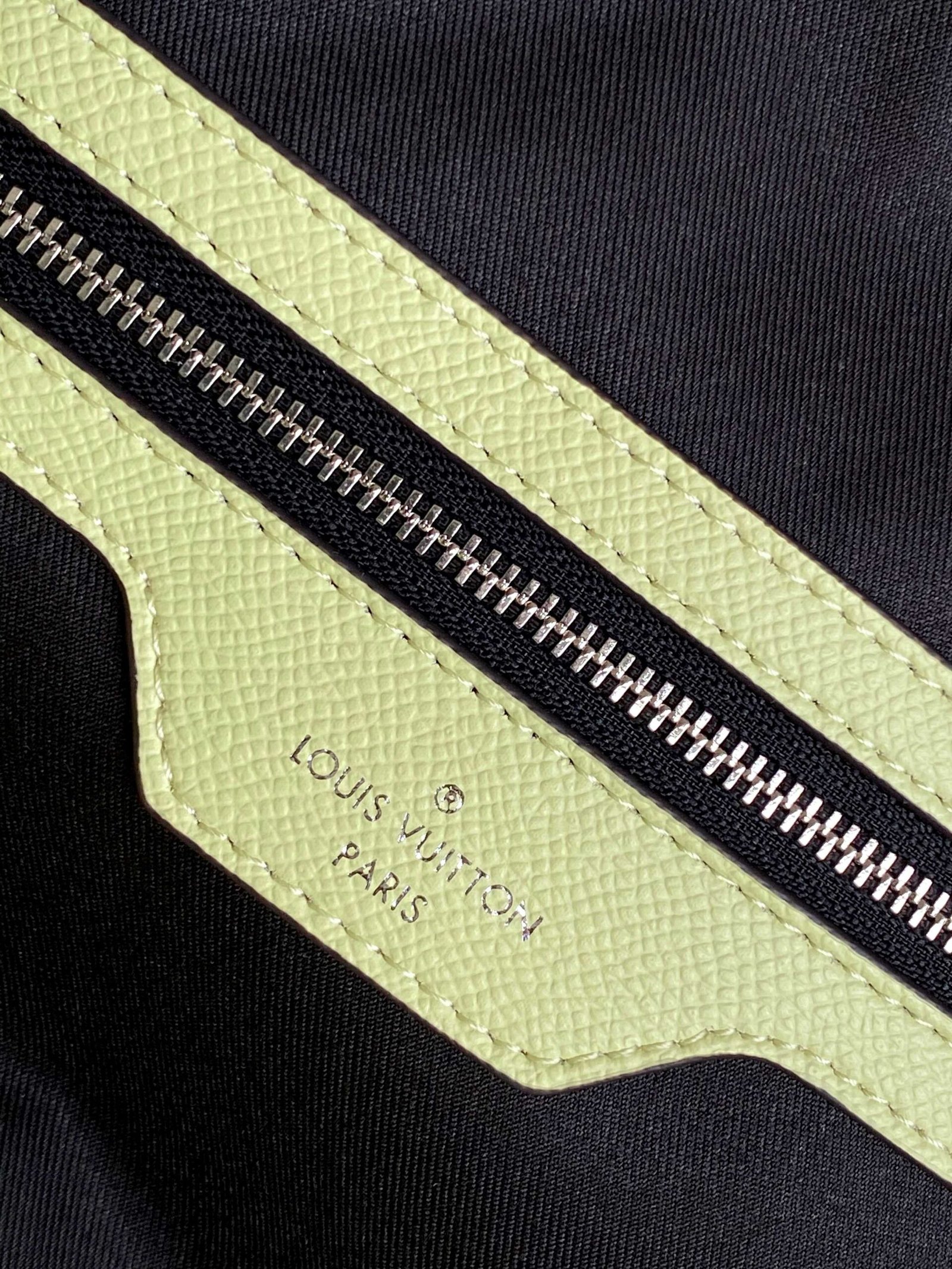 {Style No: I3AJ34P1} LV 25S KEEPALL BANDOULIÈRE 45 IN LIGHT OLIVE GREEN CALFSKIN SILVER HARDWARE - Image 9