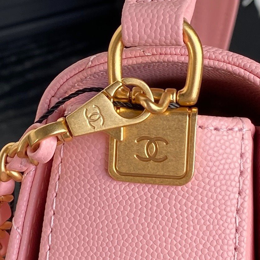 {Style No: OGP8ON62} RETRO STYLE FLAP BAG 22 IN LIGHT PINK GRAINED CALFSKIN GOLD HARDWARE - Image 6