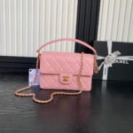 {Style No: OGP8ON62} RETRO STYLE FLAP BAG 22 IN LIGHT PINK GRAINED CALFSKIN GOLD HARDWARE