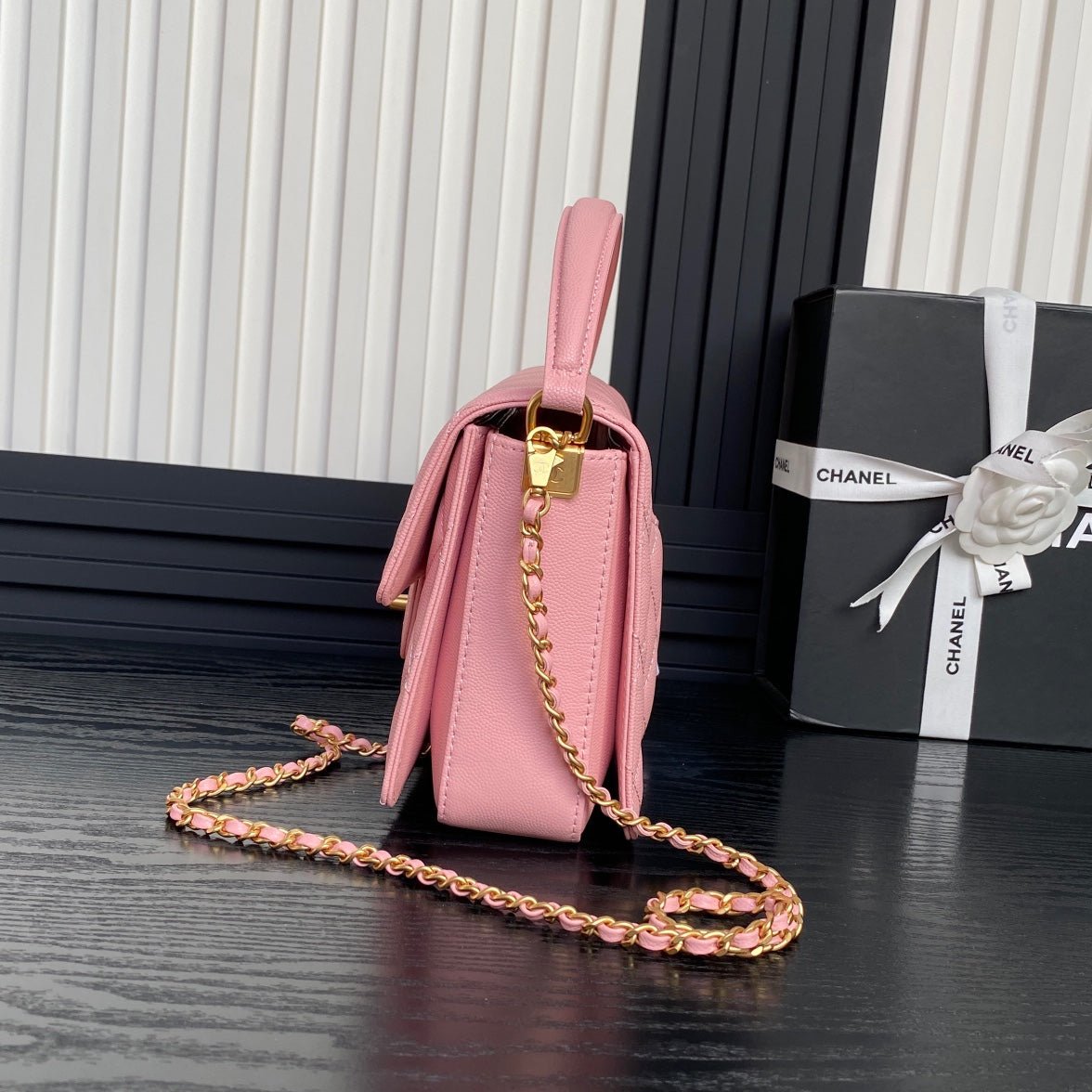 {Style No: OGP8ON62} RETRO STYLE FLAP BAG 22 IN LIGHT PINK GRAINED CALFSKIN GOLD HARDWARE - Image 3