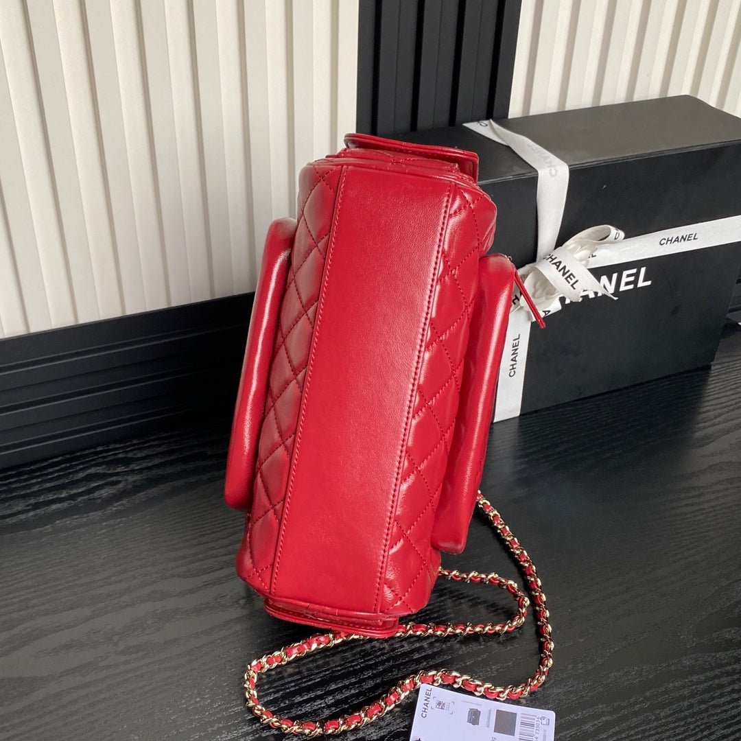 {Style No: VC35VAX4} CAMERA BAG 24 IN RED SHINY CALFSKIN GOLD CHAIN - Image 2