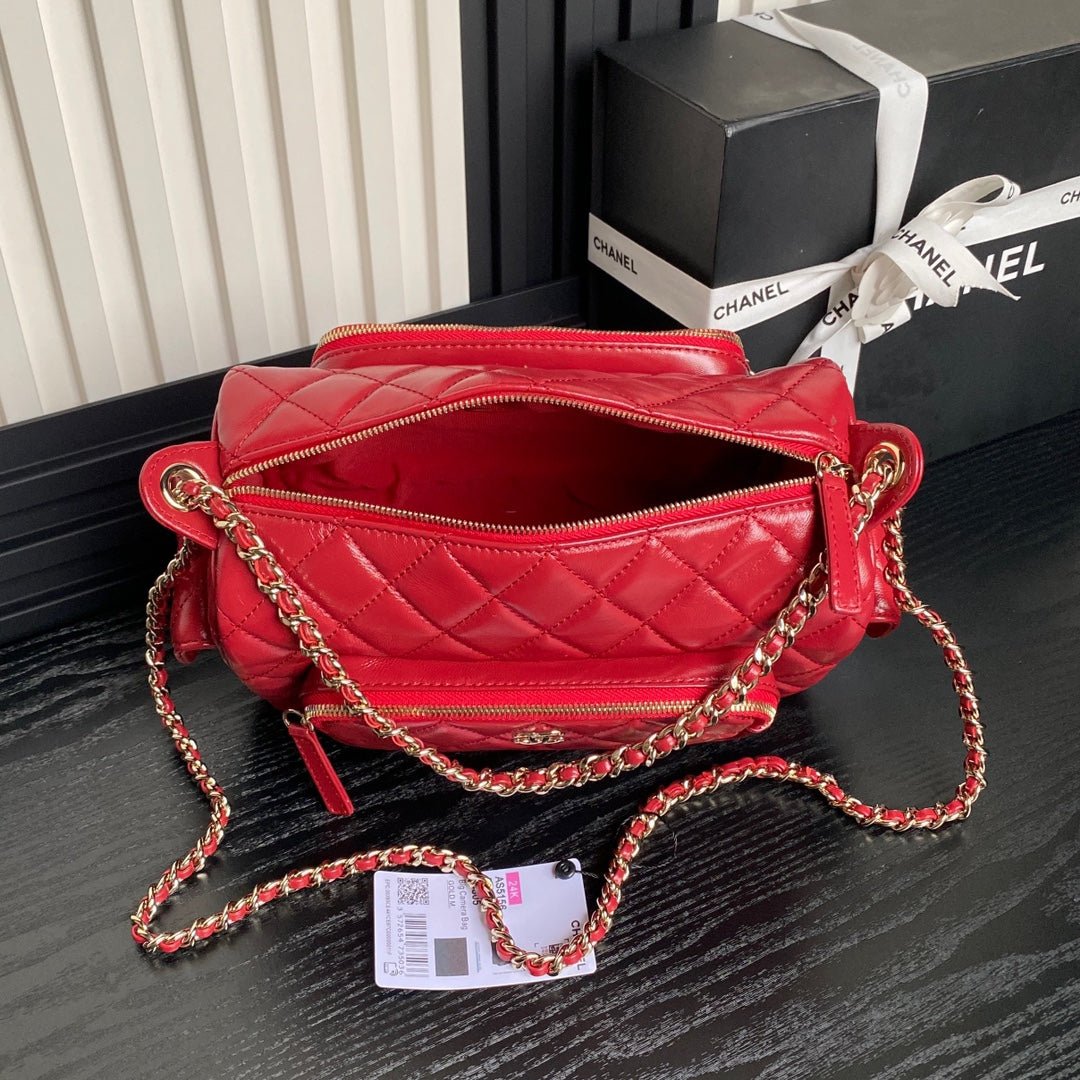 {Style No: VC35VAX4} CAMERA BAG 24 IN RED SHINY CALFSKIN GOLD CHAIN - Image 3
