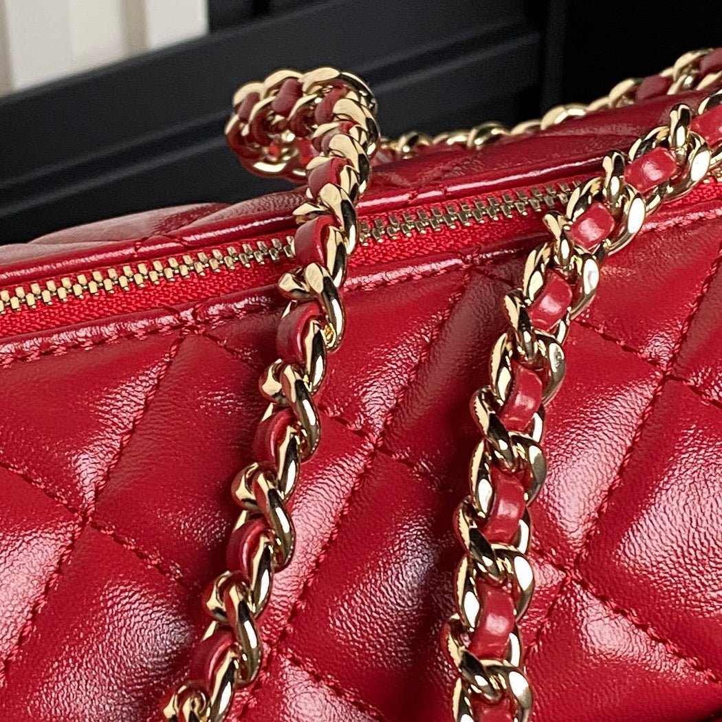 {Style No: VC35VAX4} CAMERA BAG 24 IN RED SHINY CALFSKIN GOLD CHAIN - Image 6