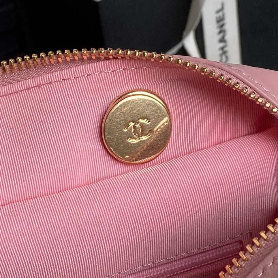 {Style No: R5XS6R8W} BOWLING BAG 29 IN BABY PINK CALFSKIN GOLD HARDWARE - Image 5