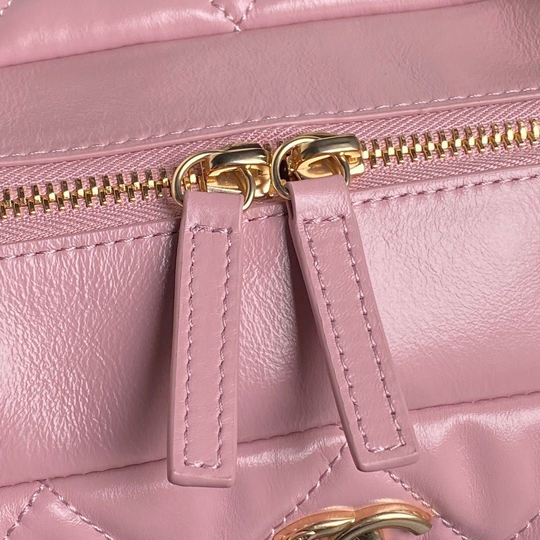 {Style No: R5XS6R8W} BOWLING BAG 29 IN BABY PINK CALFSKIN GOLD HARDWARE - Image 2