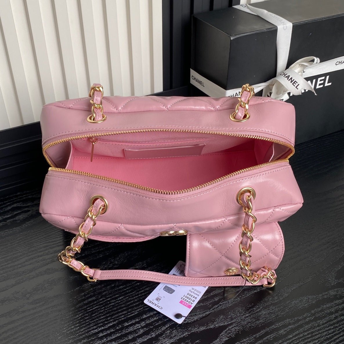 {Style No: R5XS6R8W} BOWLING BAG 29 IN BABY PINK CALFSKIN GOLD HARDWARE - Image 9