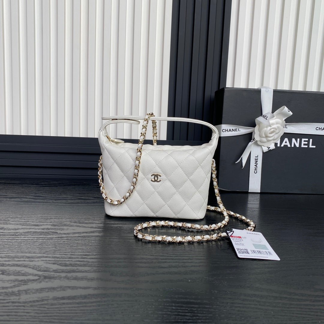 {Style No: FAKKYQXU} HOBO BAG 21 IN WHITE GRAINED CALFSKIN GOLD HARDWARE