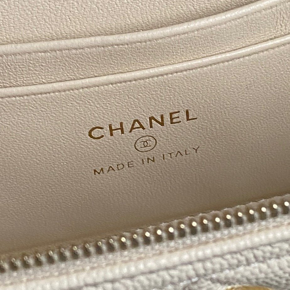 {Style No: TZ7866TF} COSMETIC BAG 19 IN CREAM GRAINED CALFSKIN GOLD HARDWARE - Image 2