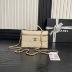 {Style No: TZ7866TF} COSMETIC BAG 19 IN CREAM GRAINED CALFSKIN GOLD HARDWARE