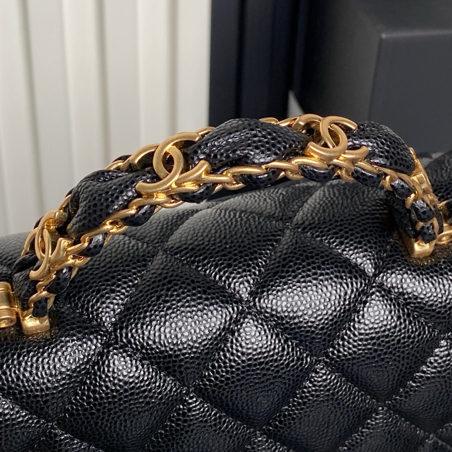 {Style No: U4YLAPKI} CHANEL 25S FLAP BAG 19 IN BLACK CALFSKIN GOLD HARDWARE - Image 4