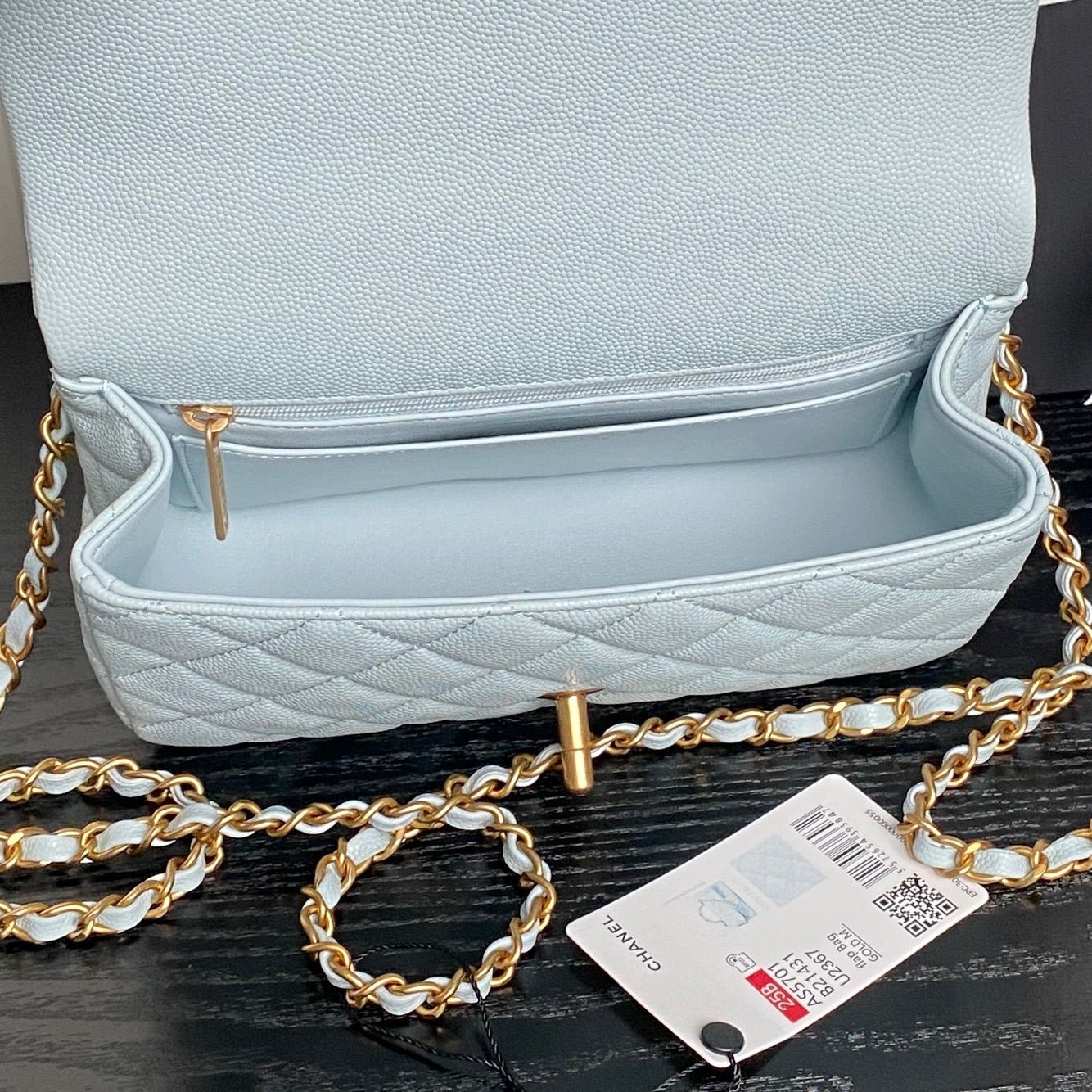 {Style No: KJP9LKXN} CHANEL 25S FLAP BAG 19 IN LIGHT BLUE CALFSKIN GOLD HARDWARE - Image 5