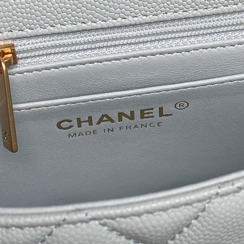 {Style No: KJP9LKXN} CHANEL 25S FLAP BAG 19 IN LIGHT BLUE CALFSKIN GOLD HARDWARE - Image 8