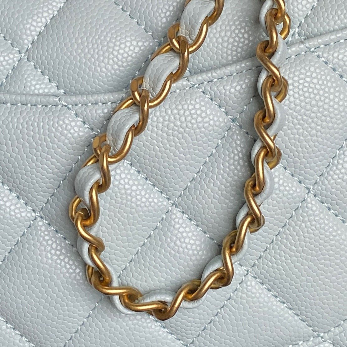 {Style No: KJP9LKXN} CHANEL 25S FLAP BAG 19 IN LIGHT BLUE CALFSKIN GOLD HARDWARE - Image 9