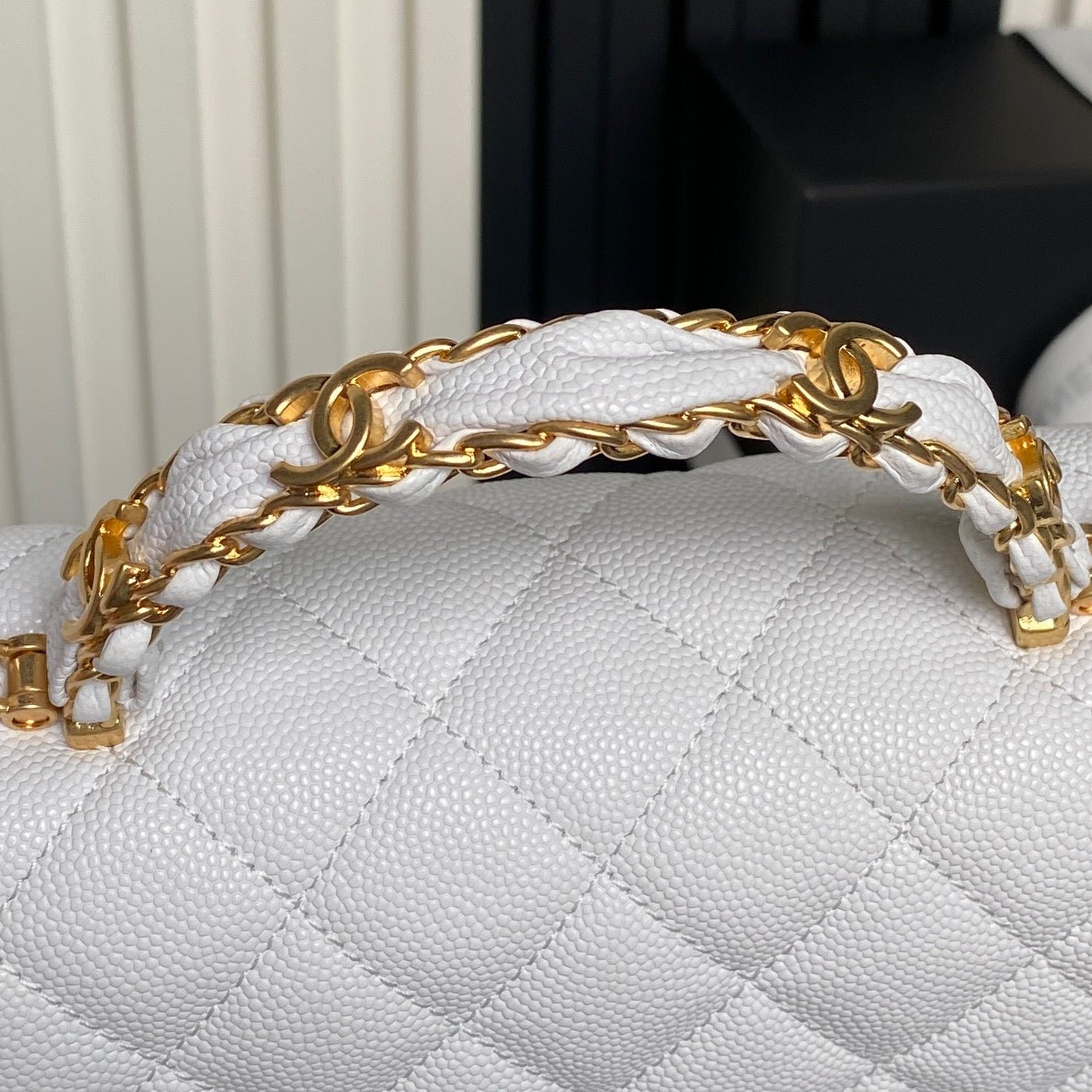 {Style No: KI4I66H1} CHANEL 25S FLAP BAG 22 IN WHITE CALFSKIN GOLD HARDWARE - Image 4