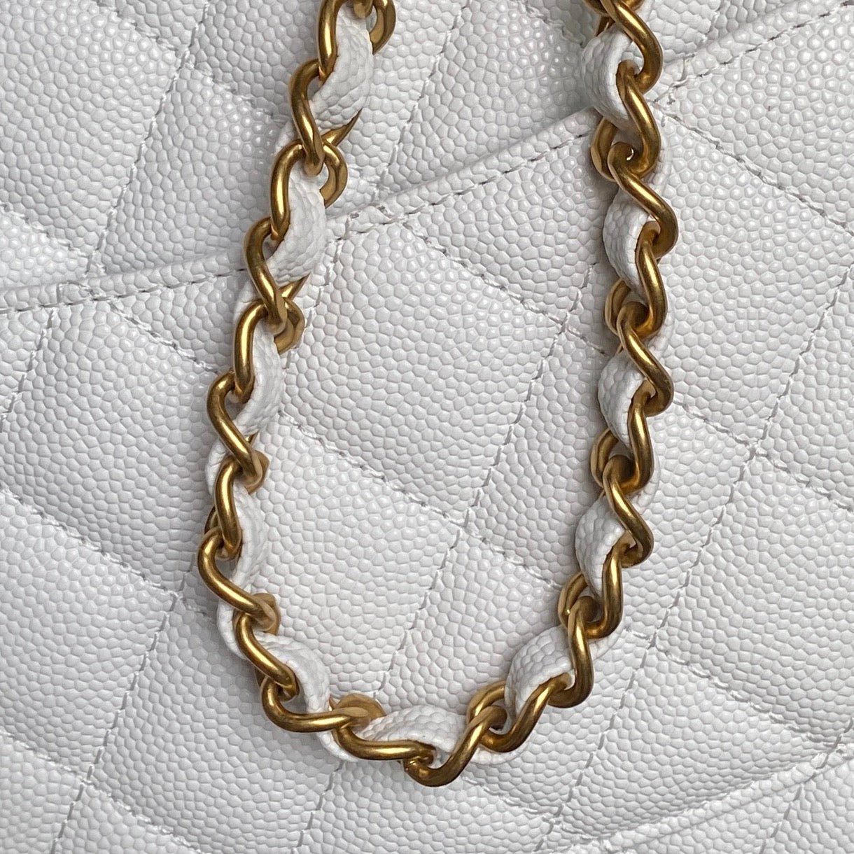 {Style No: KI4I66H1} CHANEL 25S FLAP BAG 22 IN WHITE CALFSKIN GOLD HARDWARE - Image 8