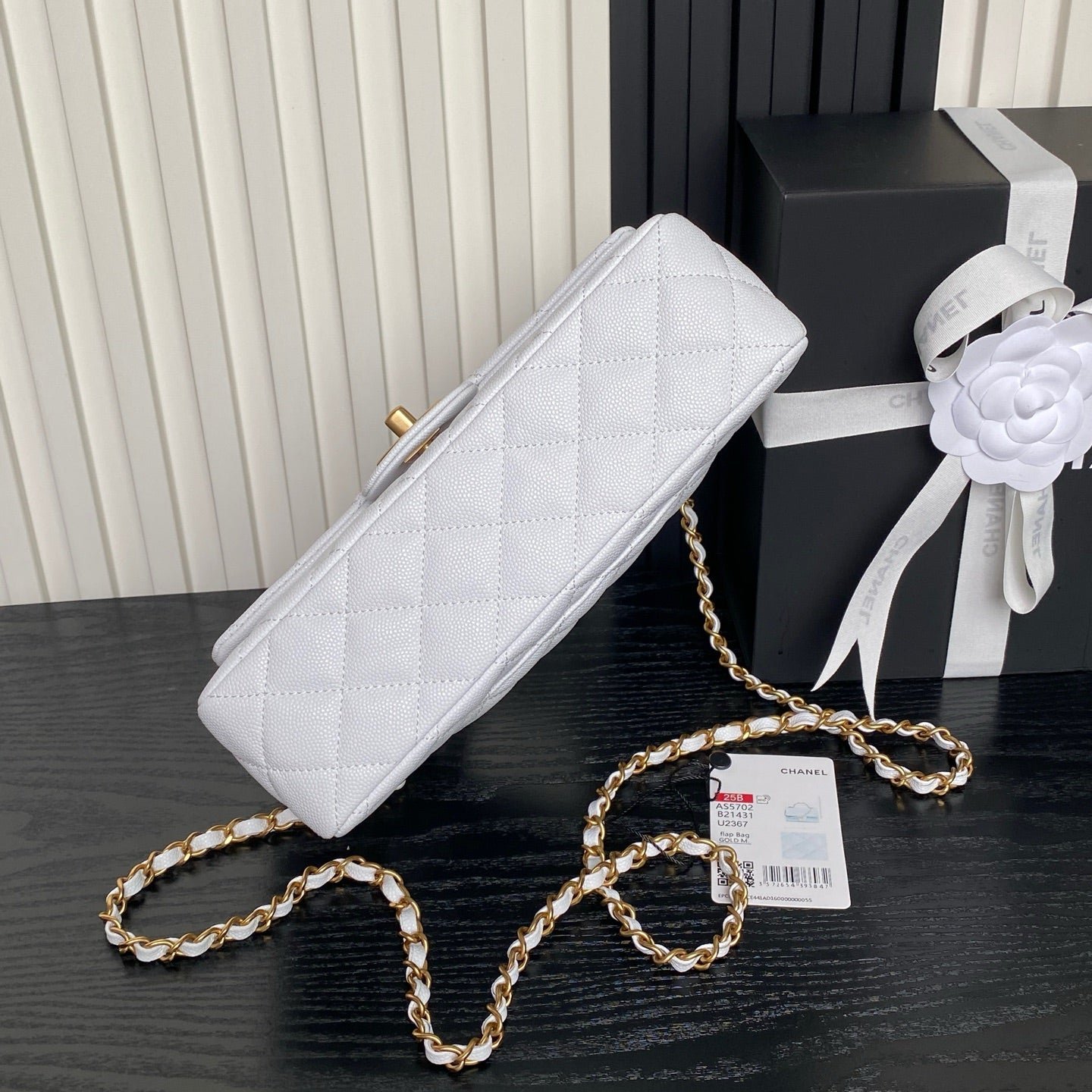 {Style No: KI4I66H1} CHANEL 25S FLAP BAG 22 IN WHITE CALFSKIN GOLD HARDWARE - Image 6