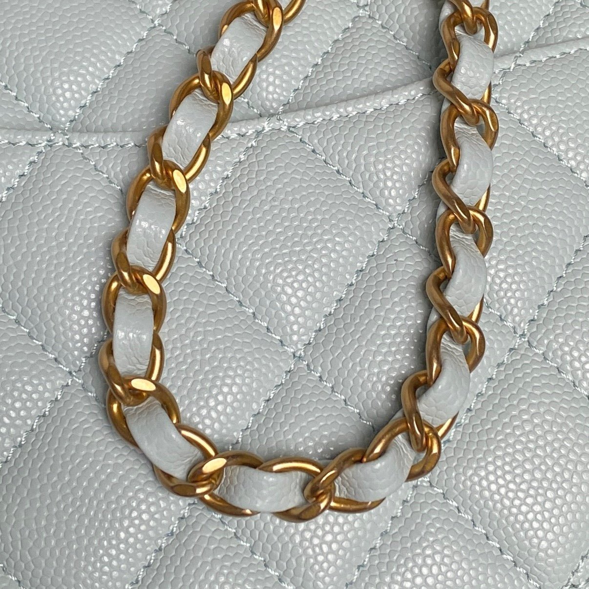 {Style No: L7PSZMJO} CHANEL 25S FLAP BAG 22 IN LIGHT BLUE CALFSKIN GOLD HARDWARE - Image 8
