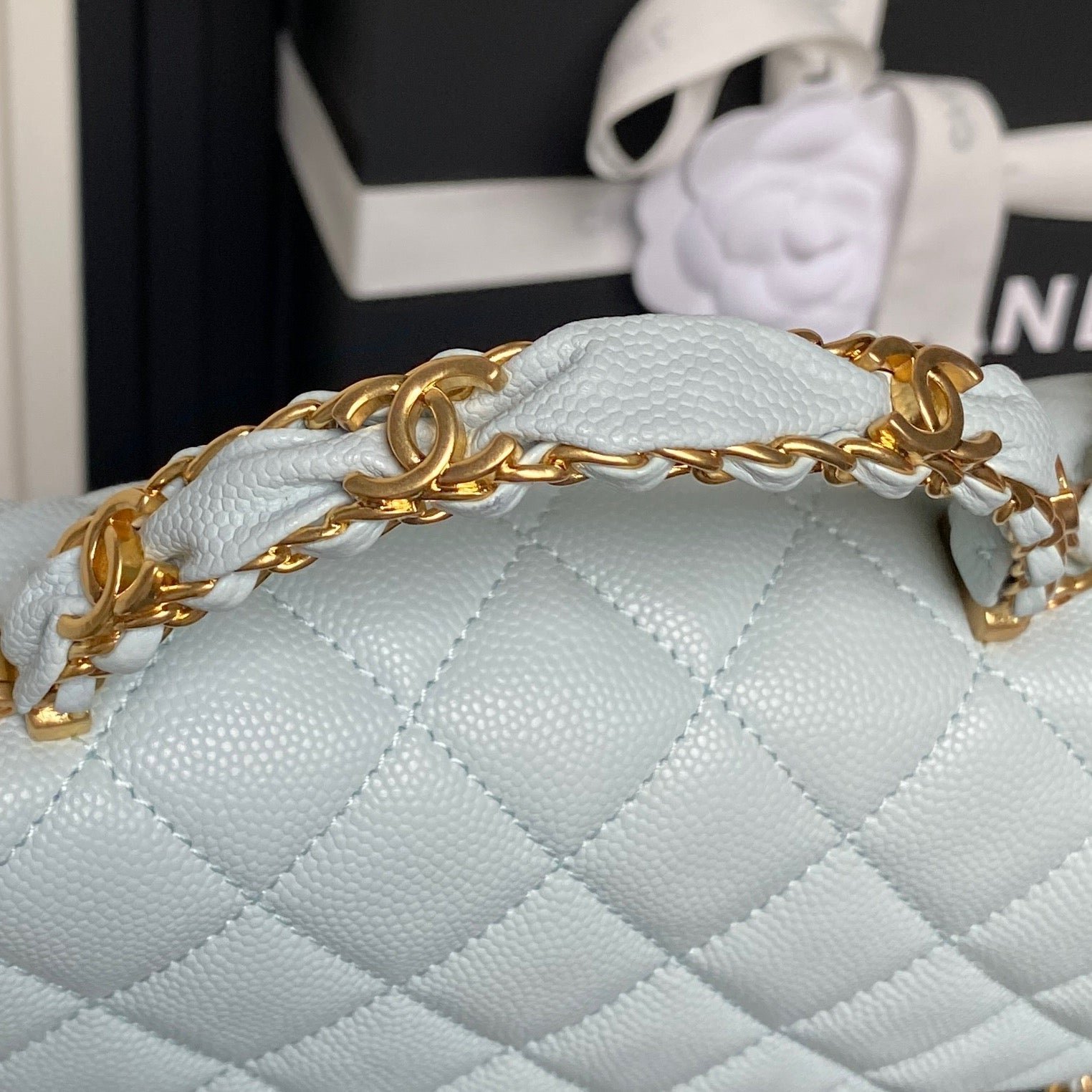 {Style No: L7PSZMJO} CHANEL 25S FLAP BAG 22 IN LIGHT BLUE CALFSKIN GOLD HARDWARE - Image 4
