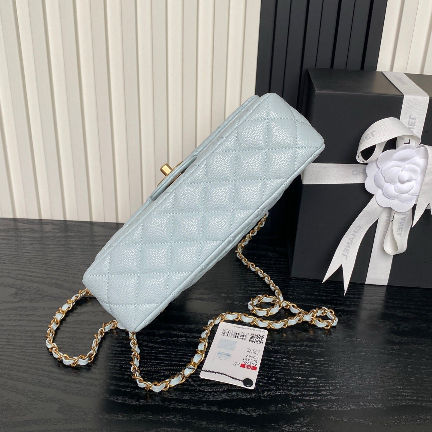 {Style No: L7PSZMJO} CHANEL 25S FLAP BAG 22 IN LIGHT BLUE CALFSKIN GOLD HARDWARE - Image 6