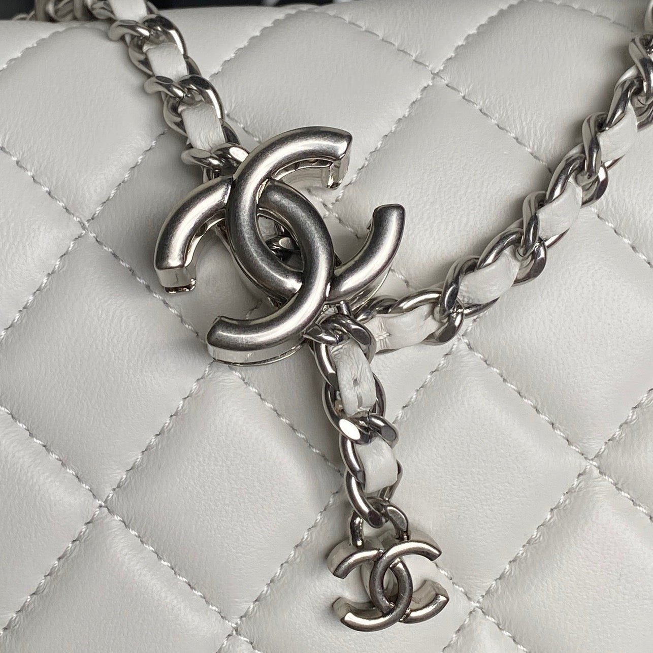 {Style No: RW2BA199} CHANEL 25S FLAP BAG 23 IN WHITE CALFSKIN SILVER HARDWARE - Image 5