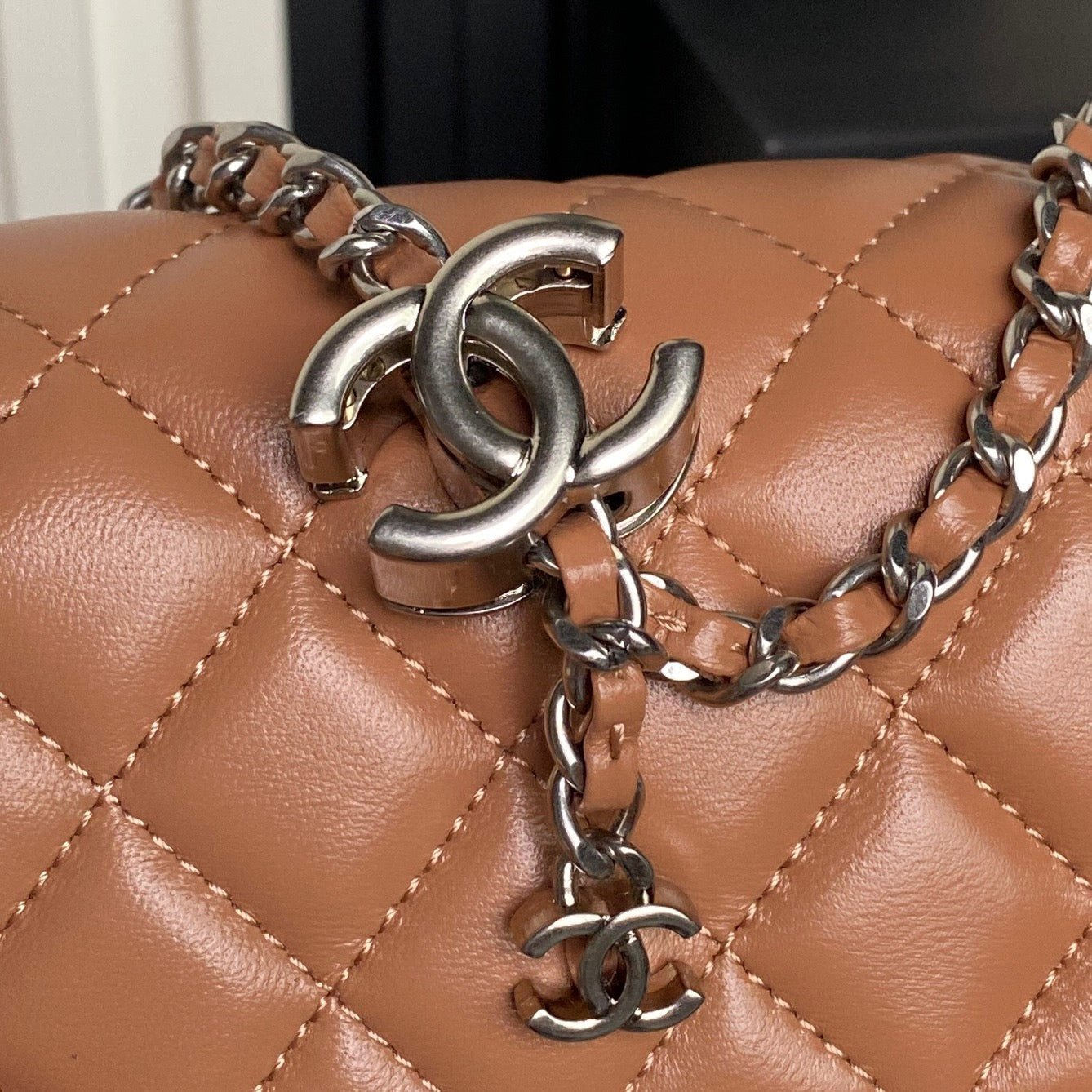 {Style No: X4PB51PW} CHANEL 25S MINI FLAP BAG 18 IN DARK CARAMEL CALFSKIN - Image 5