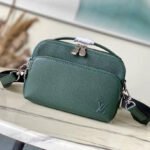 {Style No: PUCL5DG9}  AVENUE MESSENGER 22 IN FOREST GREEN CALFSKIN