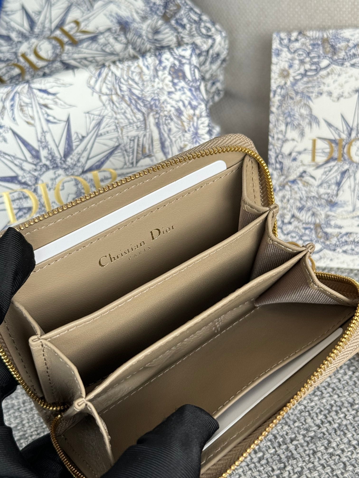 {Style No: GE4SPAWU} CARO SCARLET WALLET 11 IN BEIGE MACROCANNAGE CALFSKIN - Image 2