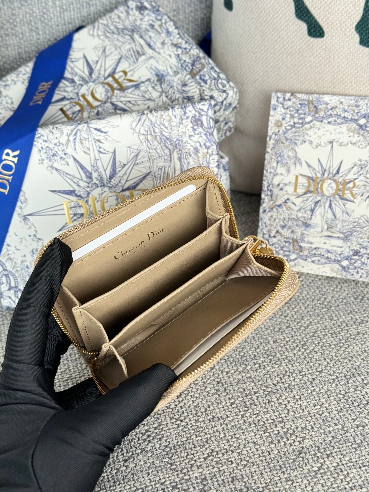{Style No: GE4SPAWU} CARO SCARLET WALLET 11 IN BEIGE MACROCANNAGE CALFSKIN - Image 7