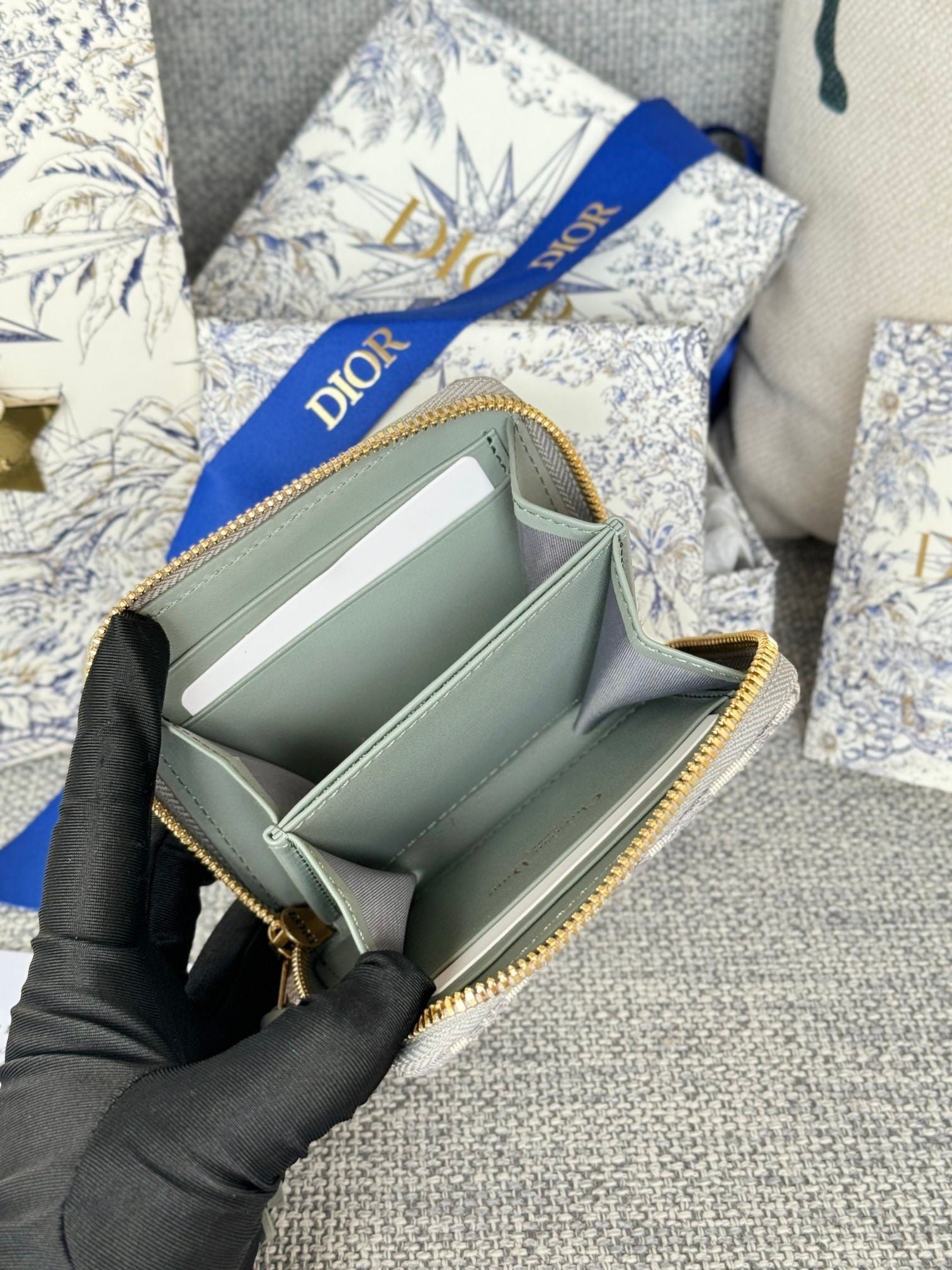 {Style No: V9551Q4D} MONTAIGNE VOYAGEUR COIN PURSE 12 IN GREY MONOGRAM OBLIQUE JACQUARD - Image 3