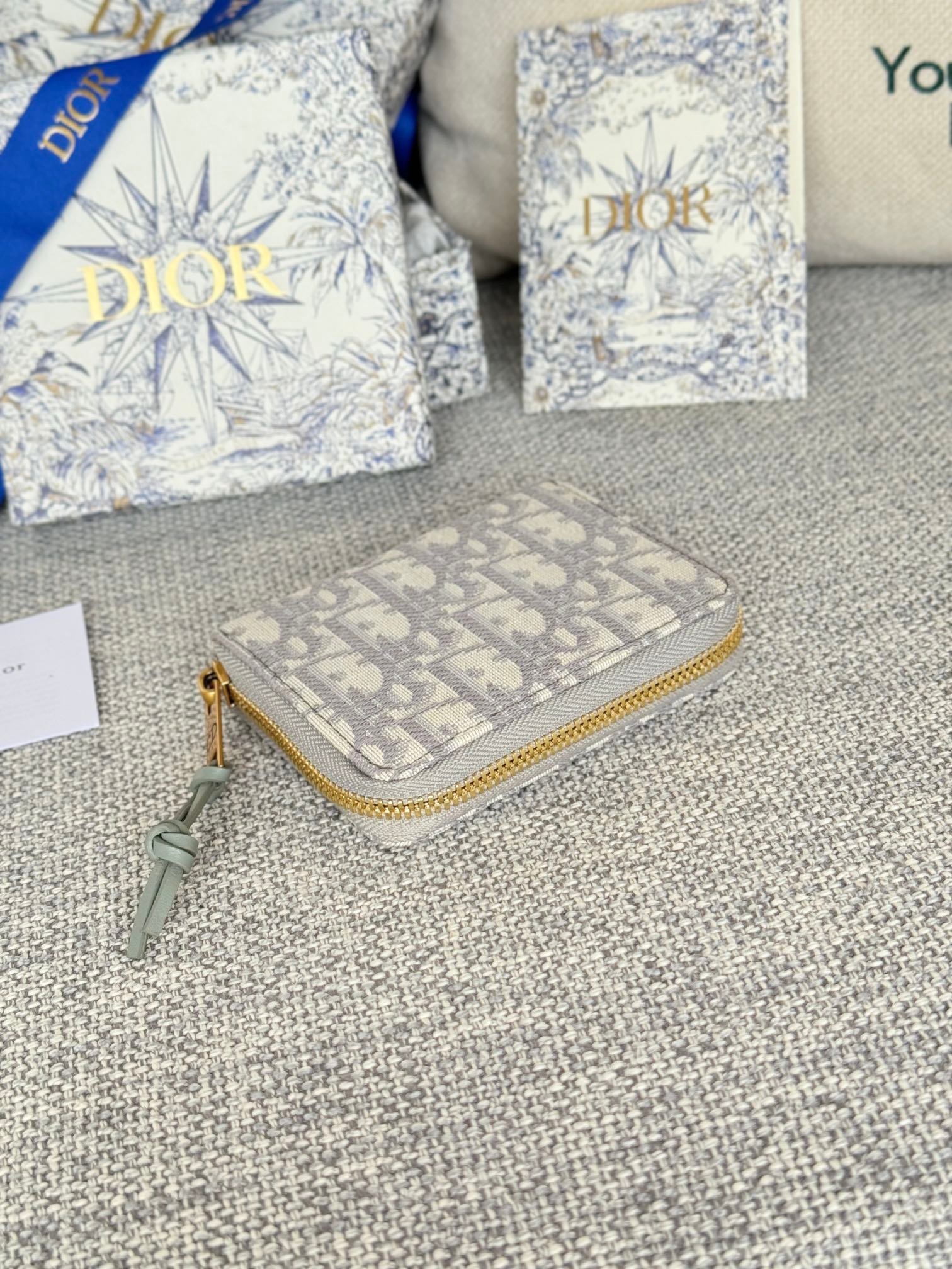 {Style No: V9551Q4D} MONTAIGNE VOYAGEUR COIN PURSE 12 IN GREY MONOGRAM OBLIQUE JACQUARD - Image 4