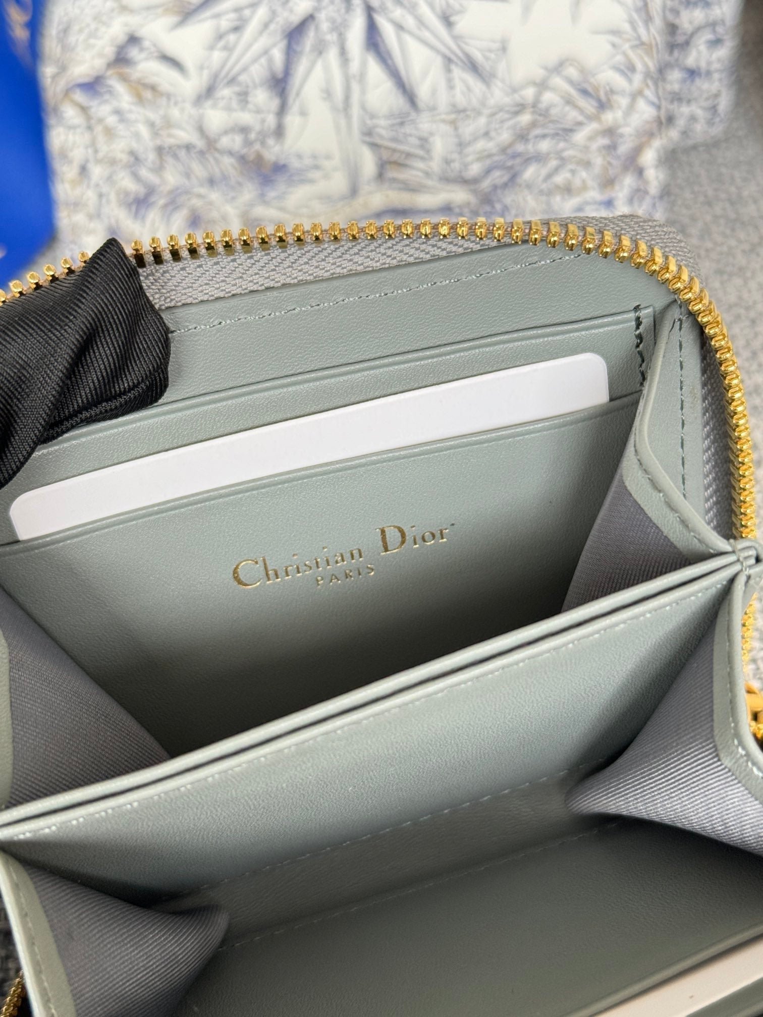 {Style No: V9551Q4D} MONTAIGNE VOYAGEUR COIN PURSE 12 IN GREY MONOGRAM OBLIQUE JACQUARD - Image 5