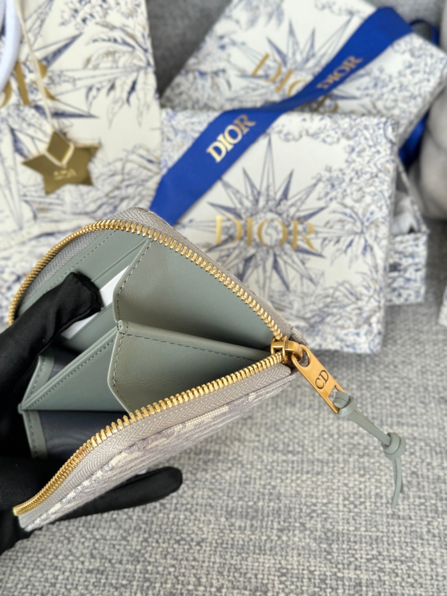 {Style No: V9551Q4D} MONTAIGNE VOYAGEUR COIN PURSE 12 IN GREY MONOGRAM OBLIQUE JACQUARD - Image 7