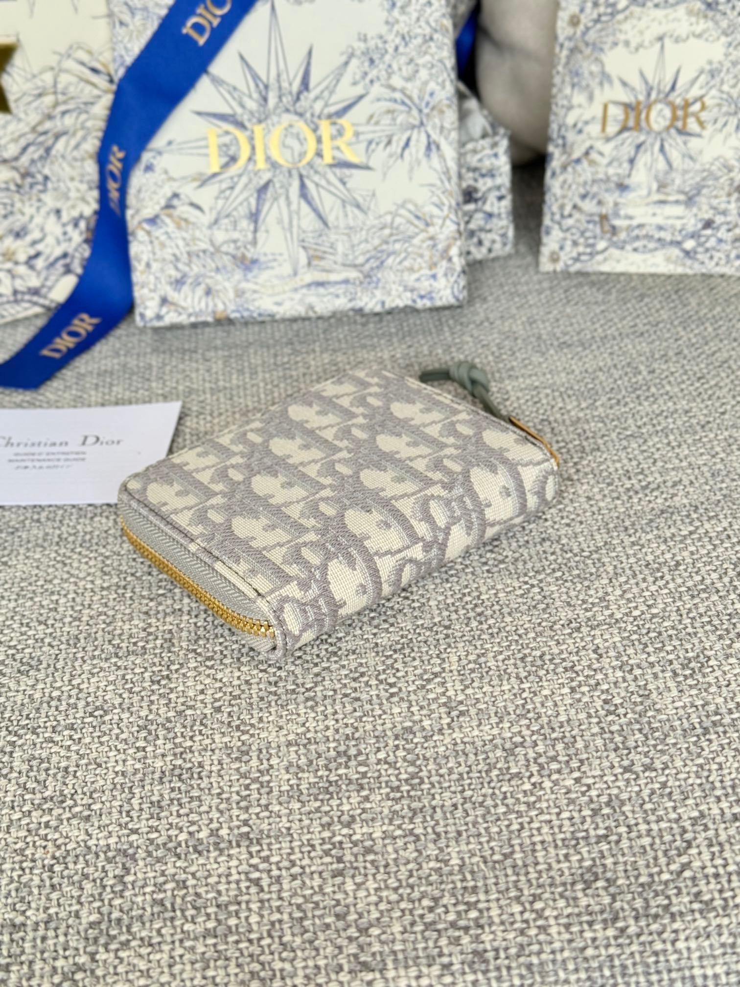 {Style No: V9551Q4D} MONTAIGNE VOYAGEUR COIN PURSE 12 IN GREY MONOGRAM OBLIQUE JACQUARD - Image 8