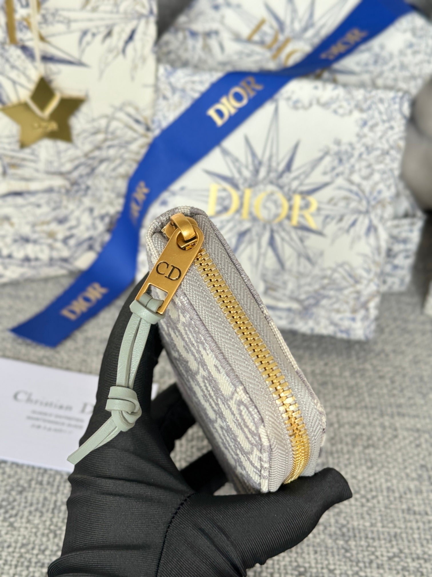 {Style No: V9551Q4D} MONTAIGNE VOYAGEUR COIN PURSE 12 IN GREY MONOGRAM OBLIQUE JACQUARD - Image 9