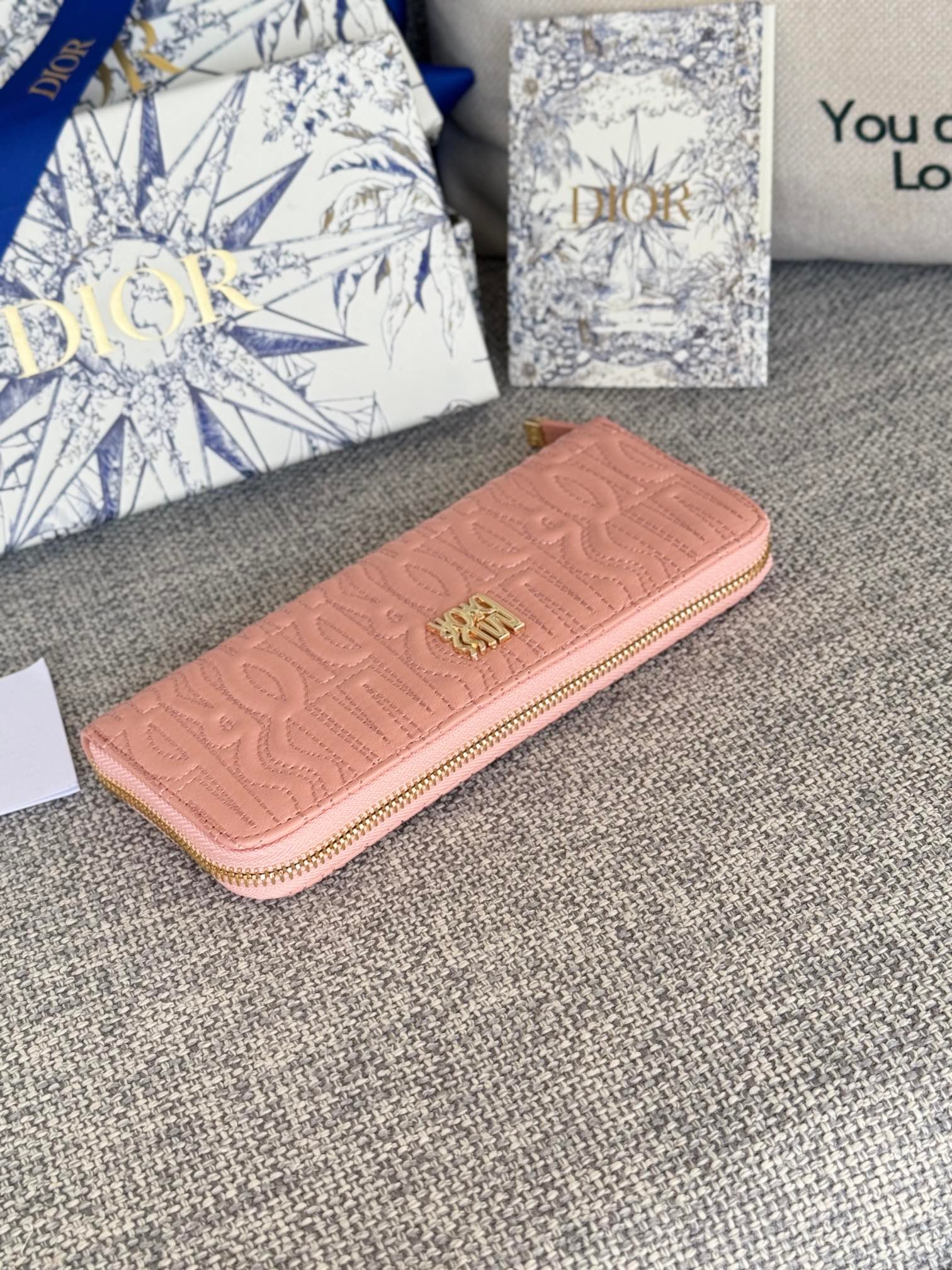 {Style No: QS6JANLO} VERTICAL LONG ZIP WALLET 20 IN BABY PINK QUILTED ALLOVER CALFSKIN - Image 4