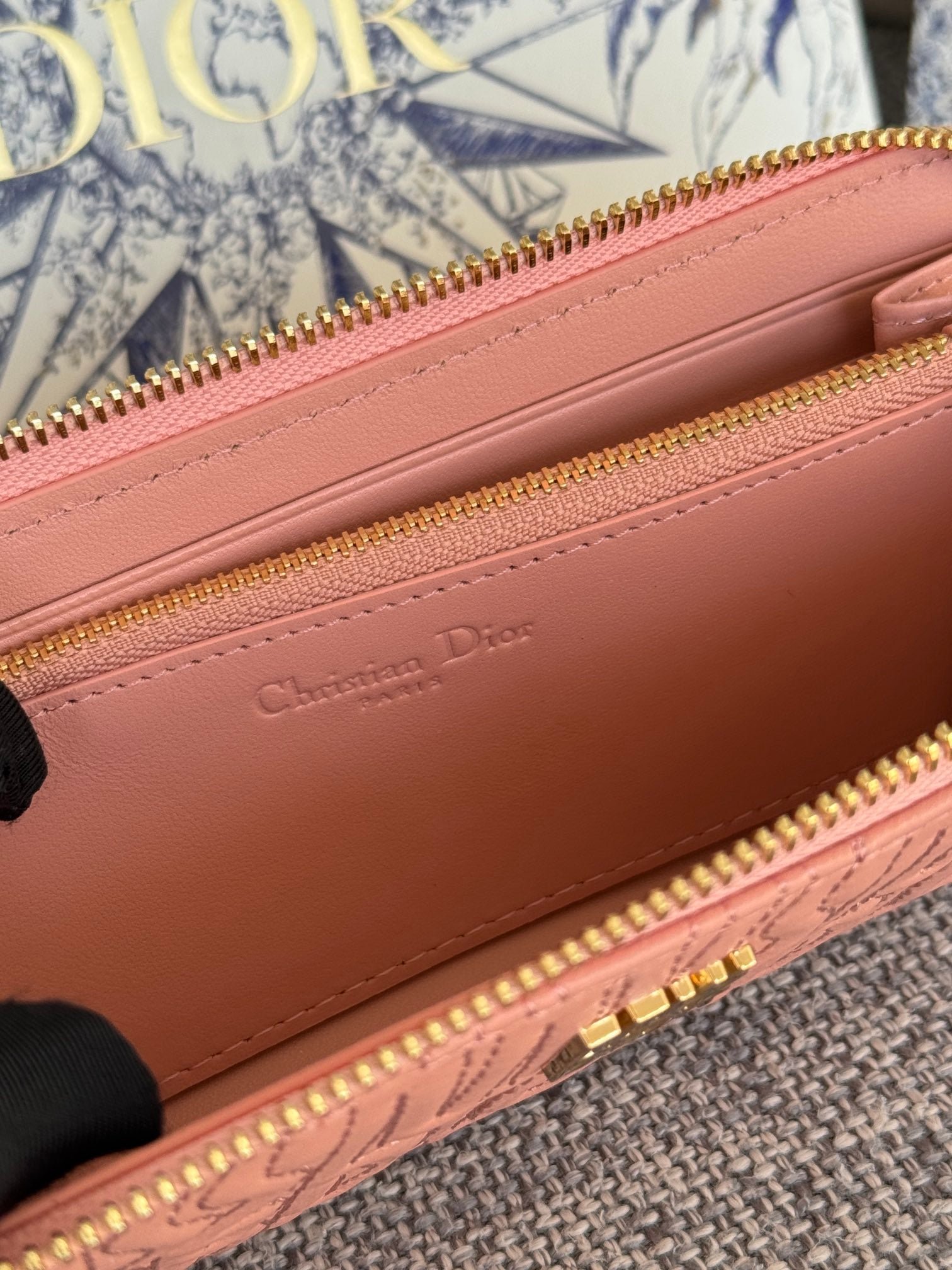 {Style No: QS6JANLO} VERTICAL LONG ZIP WALLET 20 IN BABY PINK QUILTED ALLOVER CALFSKIN - Image 5