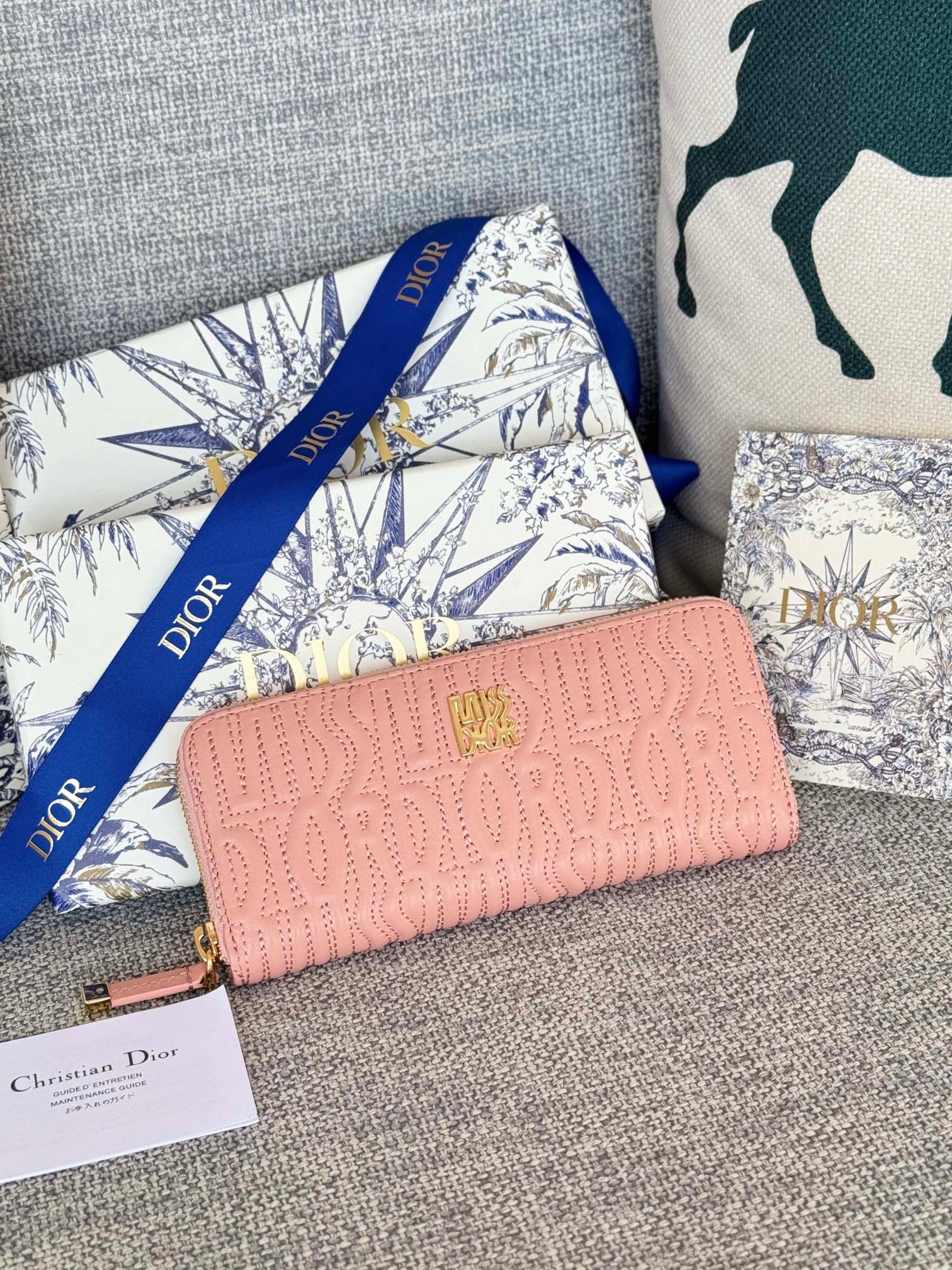 {Style No: QS6JANLO} VERTICAL LONG ZIP WALLET 20 IN BABY PINK QUILTED ALLOVER CALFSKIN - Image 7