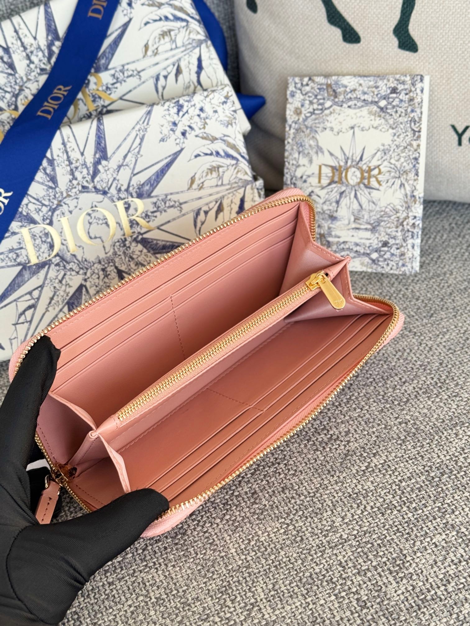 {Style No: QS6JANLO} VERTICAL LONG ZIP WALLET 20 IN BABY PINK QUILTED ALLOVER CALFSKIN - Image 8