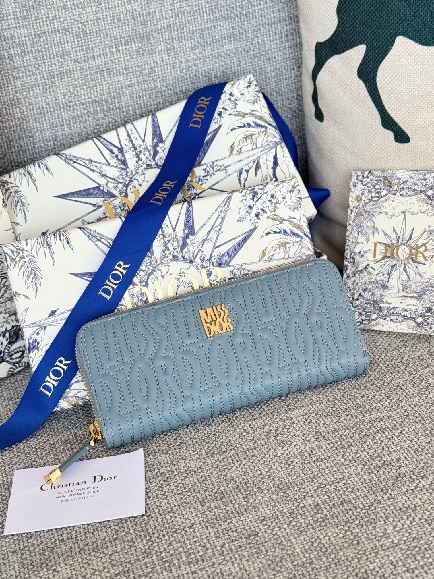 {Style No: QJC6ANYE} VERTICAL LONG ZIP WALLET 20 IN BABY BLUE QUILTED ALLOVER CALFSKIN - Image 4