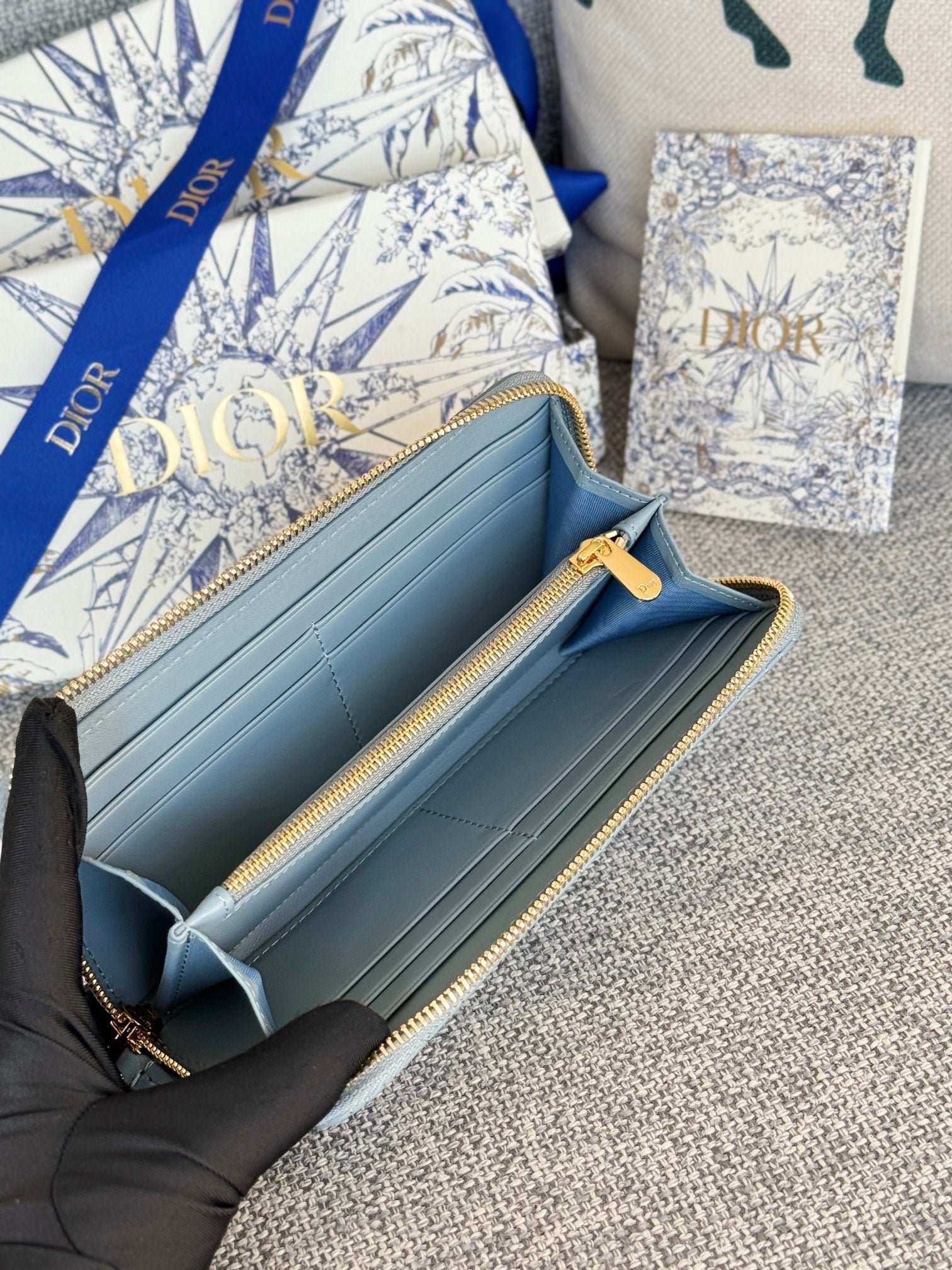 {Style No: QJC6ANYE} VERTICAL LONG ZIP WALLET 20 IN BABY BLUE QUILTED ALLOVER CALFSKIN - Image 9