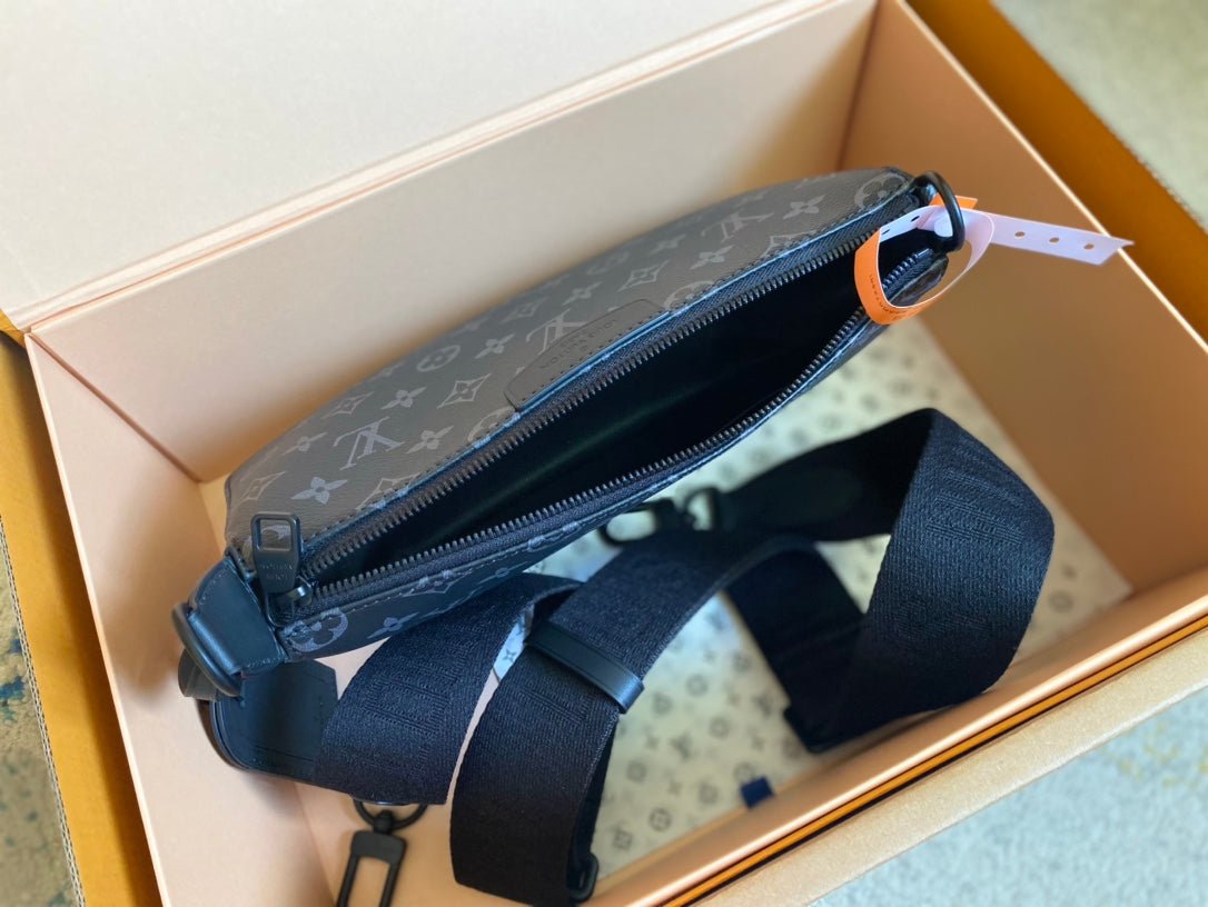 {Style No: K6G9GVQ5} POCHETTE ACCESSOIRE XL 28 IN BLACK MONOGRAM ECLIPSE CANVAS - Image 5