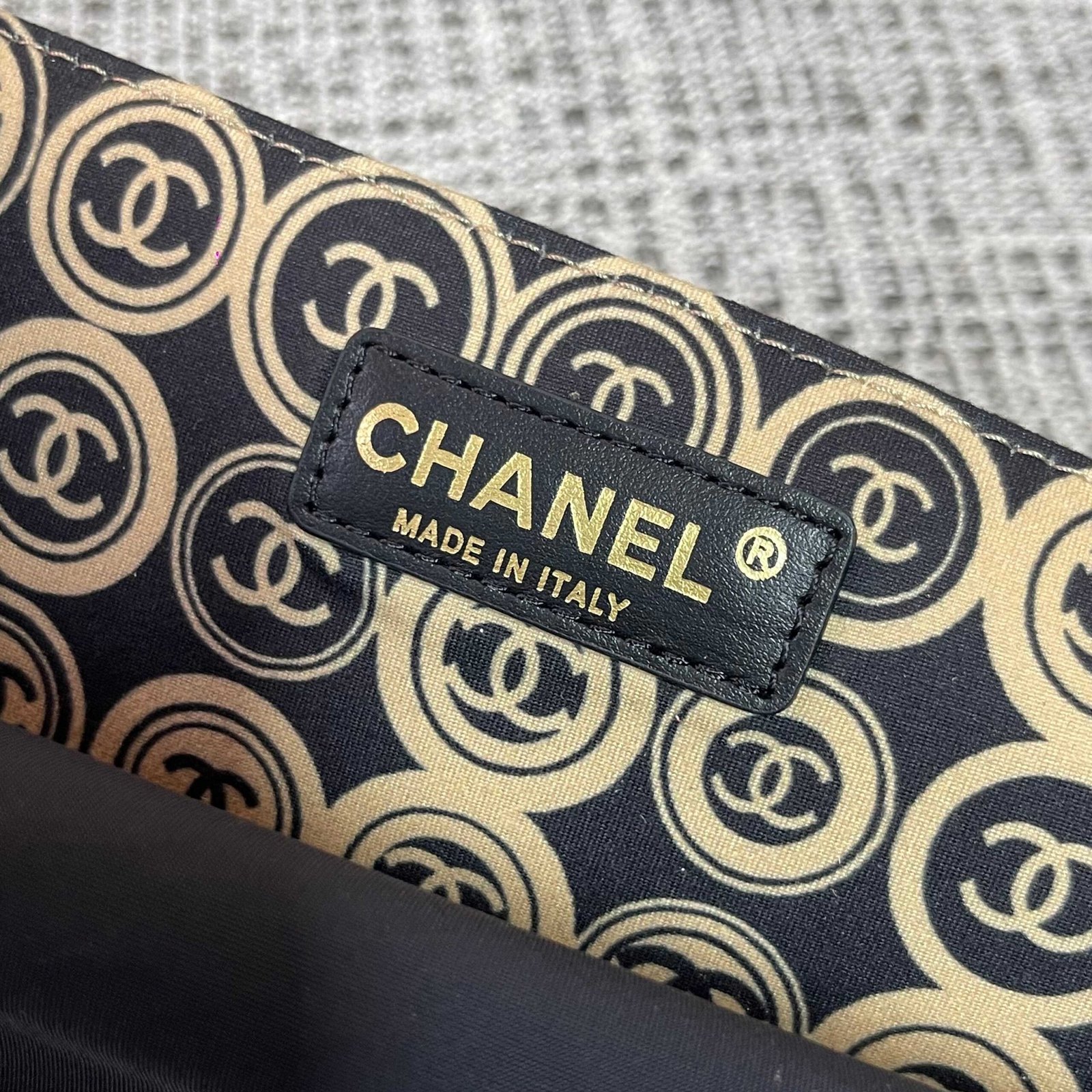 {Style No: OWXSBOKX} CHANEL 25S SHOPPING BAG 46 CM IN BLACK MIX BEIGE CANVAS PRINTED LOGO - Image 9