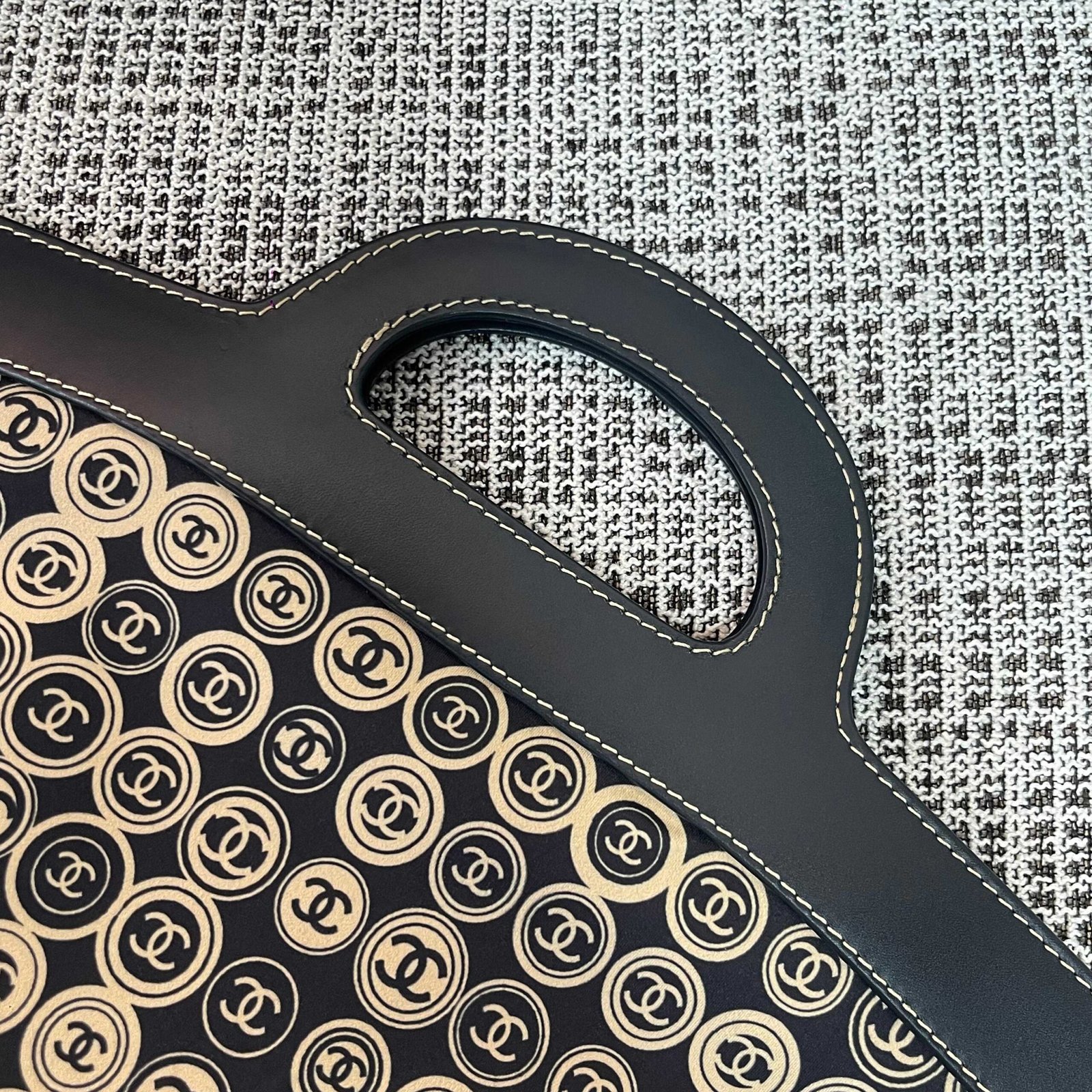 {Style No: OWXSBOKX} CHANEL 25S SHOPPING BAG 46 CM IN BLACK MIX BEIGE CANVAS PRINTED LOGO - Image 4