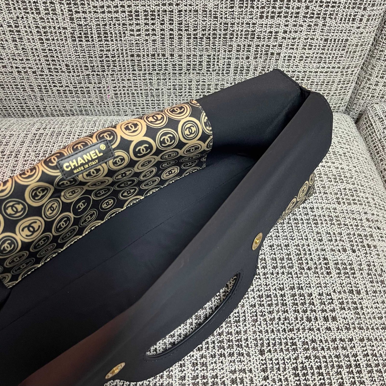 {Style No: OWXSBOKX} CHANEL 25S SHOPPING BAG 46 CM IN BLACK MIX BEIGE CANVAS PRINTED LOGO - Image 8