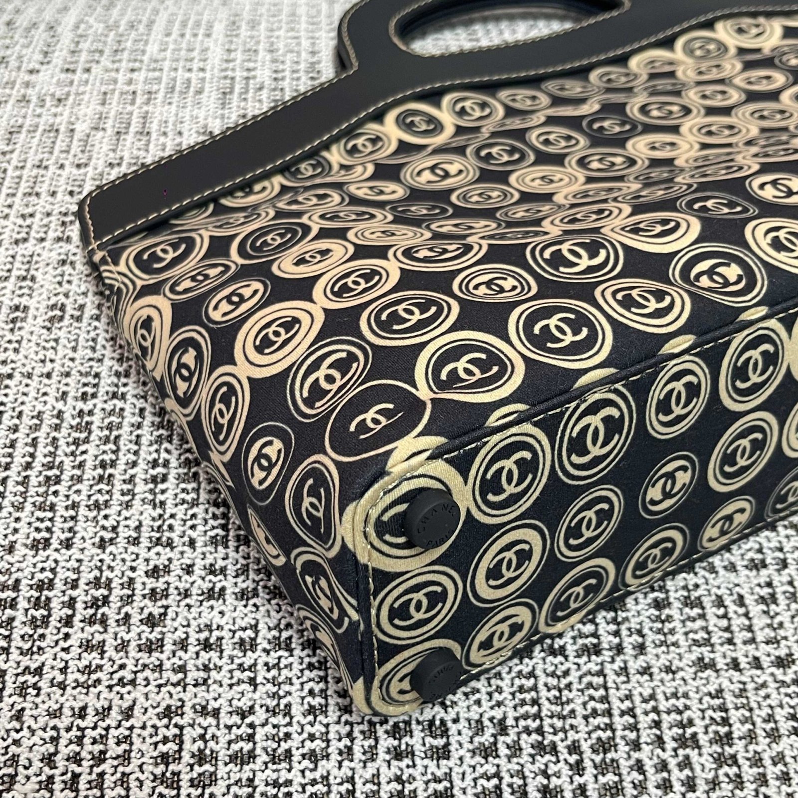 {Style No: OWXSBOKX} CHANEL 25S SHOPPING BAG 46 CM IN BLACK MIX BEIGE CANVAS PRINTED LOGO - Image 5