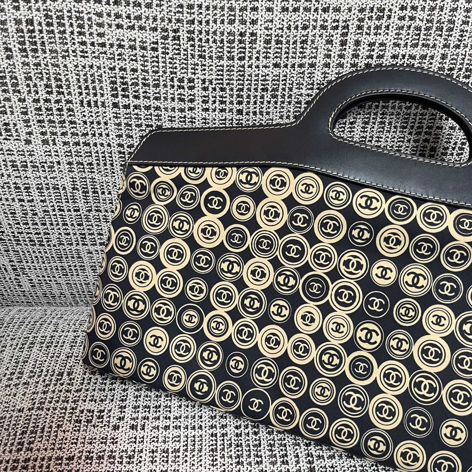 {Style No: OWXSBOKX} CHANEL 25S SHOPPING BAG 46 CM IN BLACK MIX BEIGE CANVAS PRINTED LOGO - Image 3