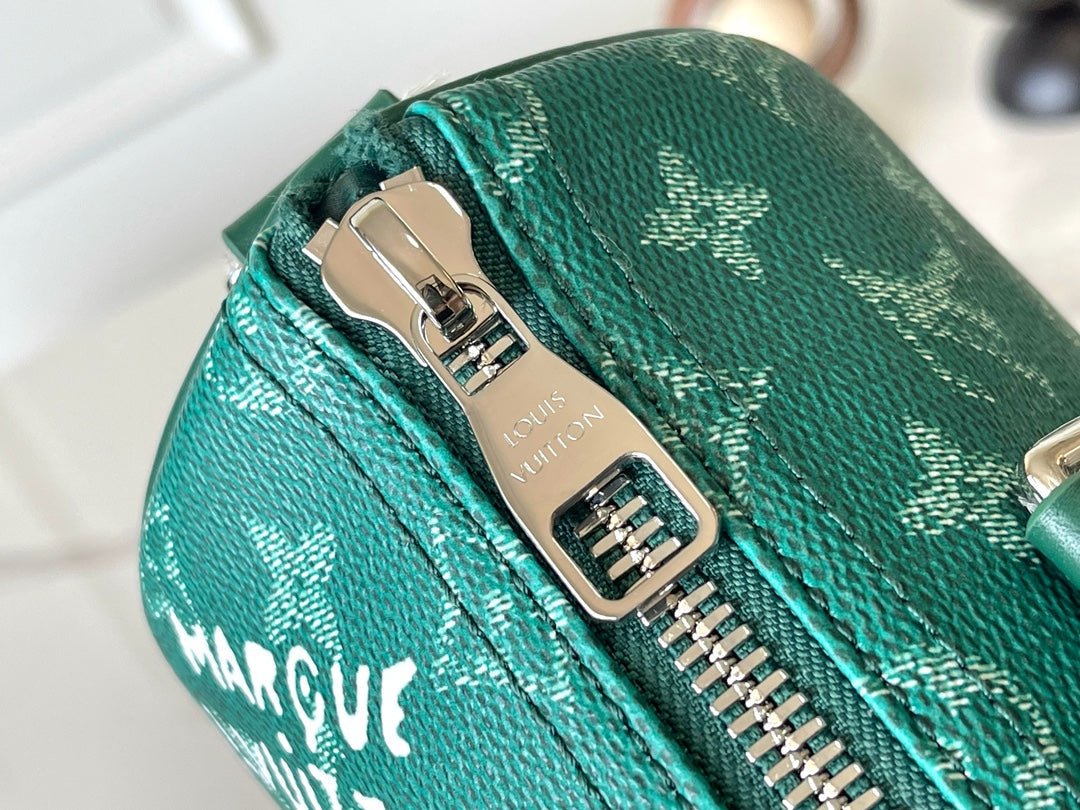 {Style No: YD6W4SJG} KEEPALL BANDOULIÈRE 25 IN GREEN MONOGRAM HERITAGE CANVAS - Image 3
